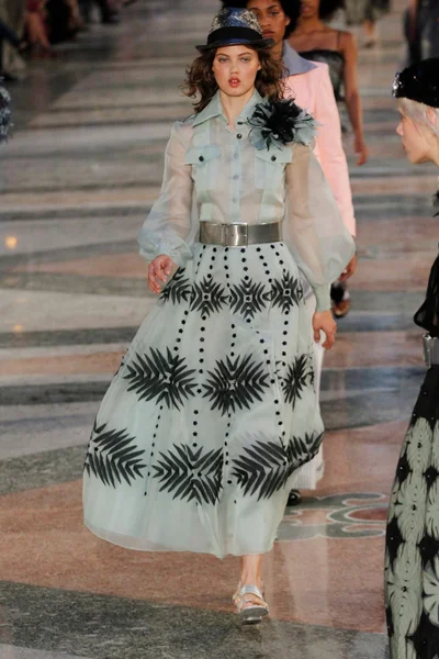 Look 16